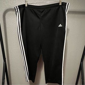 GENTLY WORN ADIDAS CROPPED PANTS